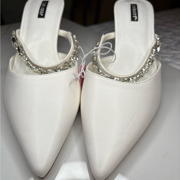 Elegant White Heels with Crystal Accents - Picture 3 of 6